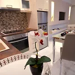 شقة Stefanos Mesongí